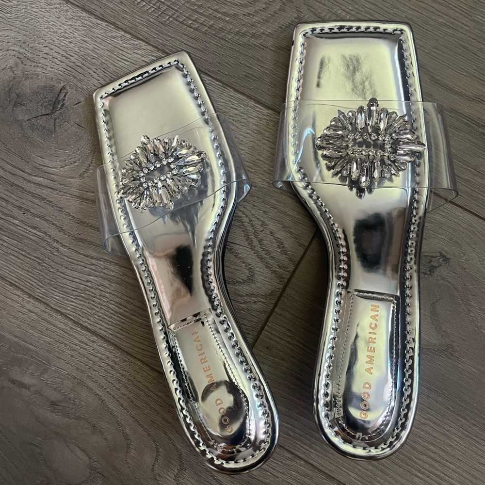Great pair of kitten heels that you can pair with jeans, skirt or a dress.